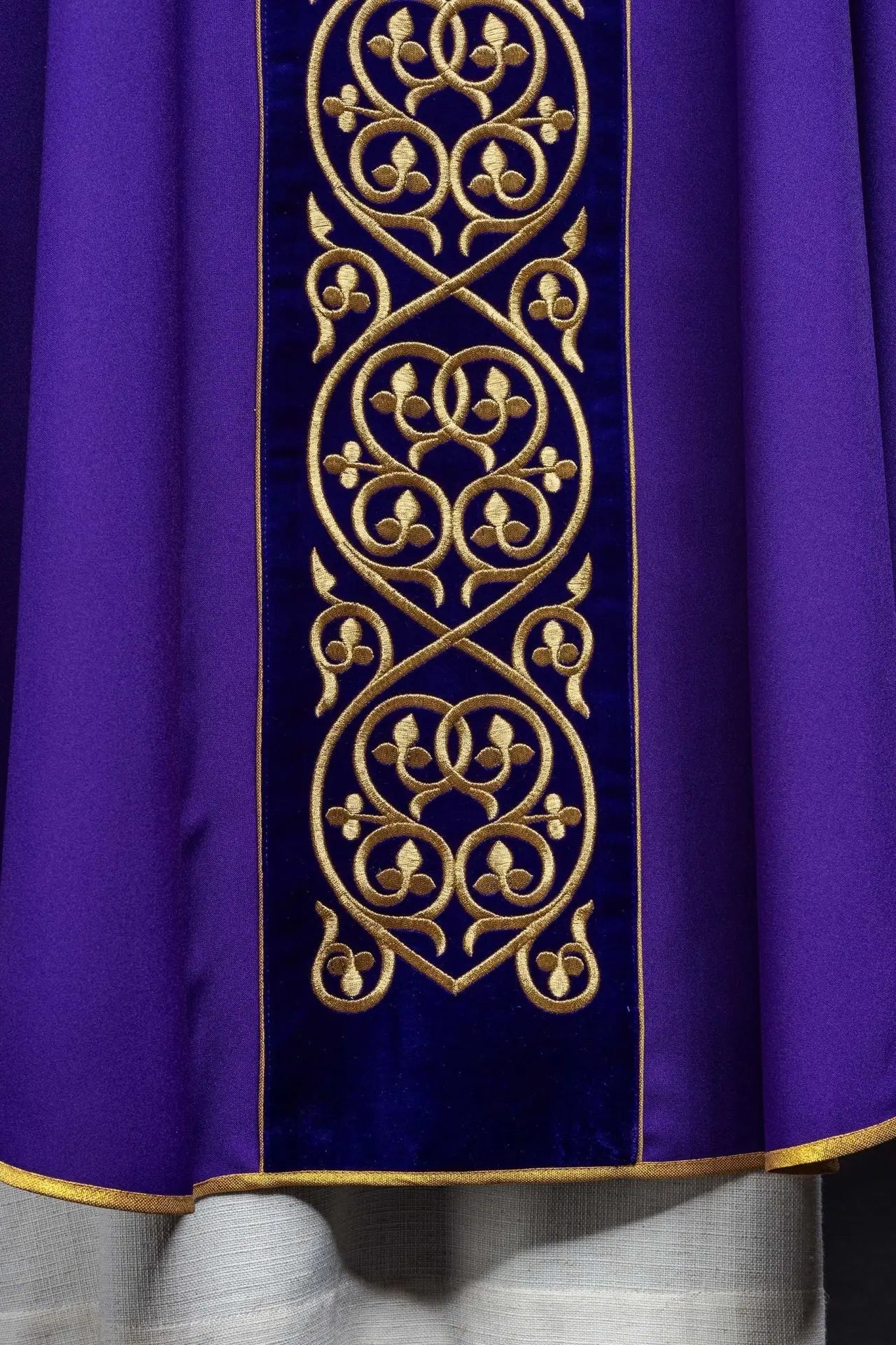Fioletowy ornat liturgiczny ozdobiony haftem na aksamicie