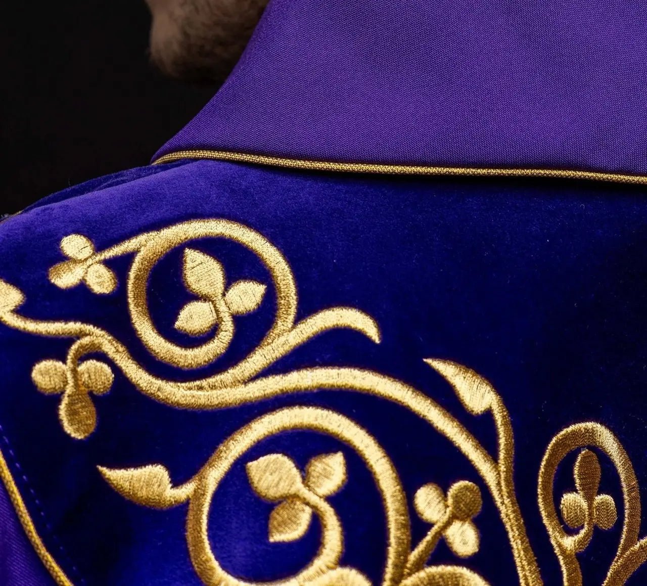 Fioletowy ornat liturgiczny ozdobiony haftem na aksamicie