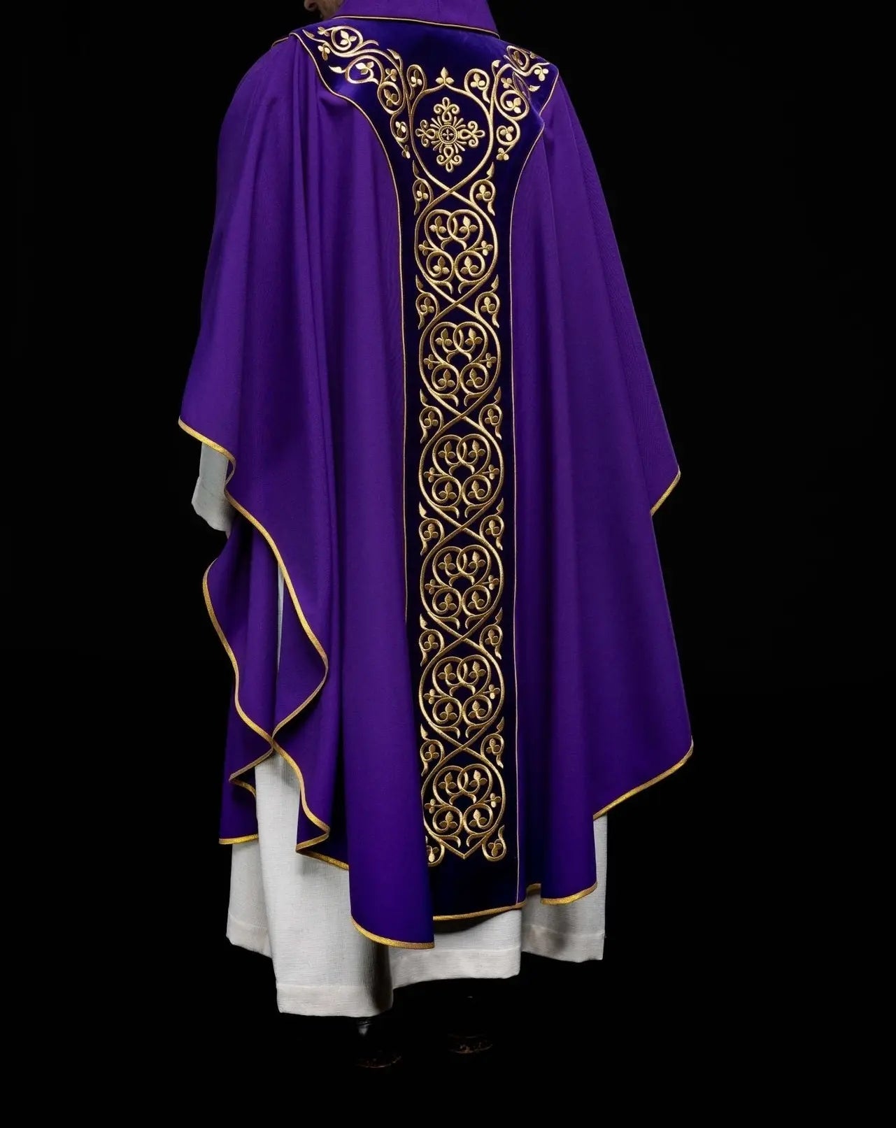 Fioletowy ornat liturgiczny ozdobiony haftem na aksamicie