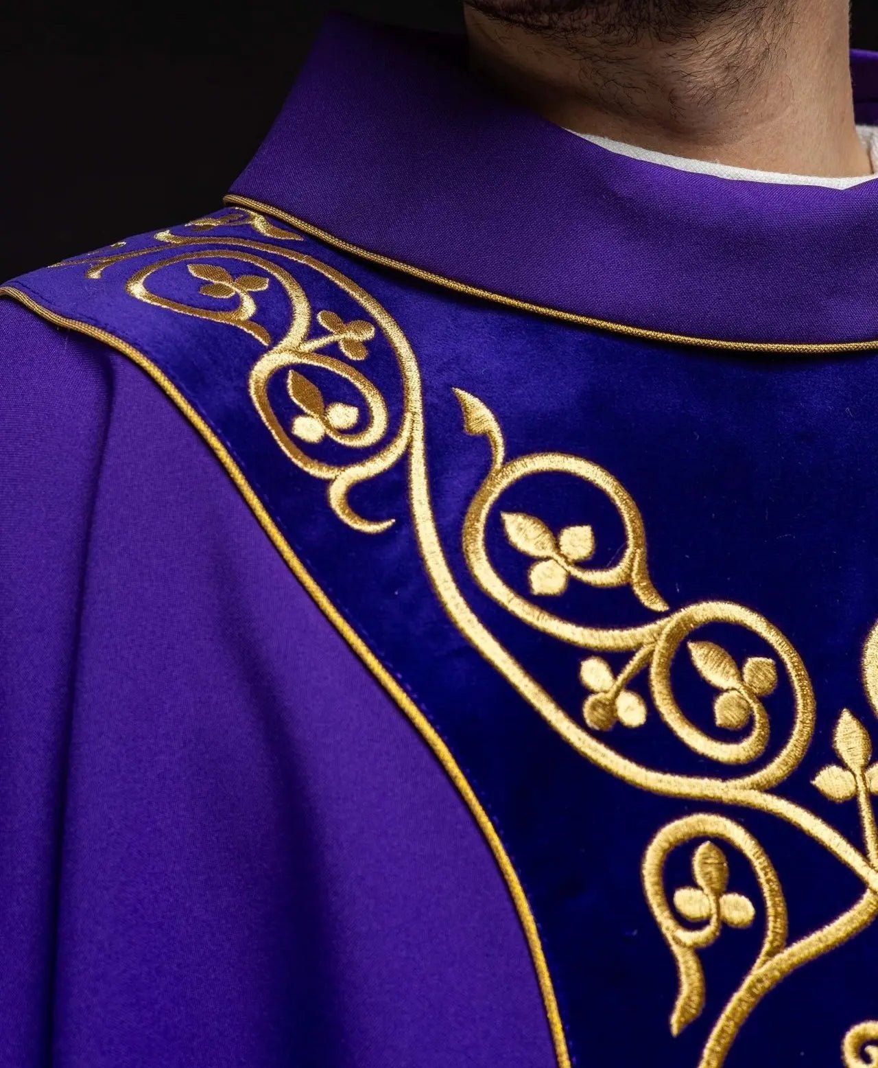 Fioletowy ornat liturgiczny ozdobiony haftem na aksamicie