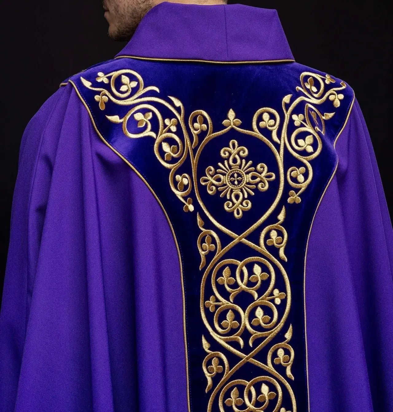Fioletowy ornat liturgiczny ozdobiony haftem na aksamicie