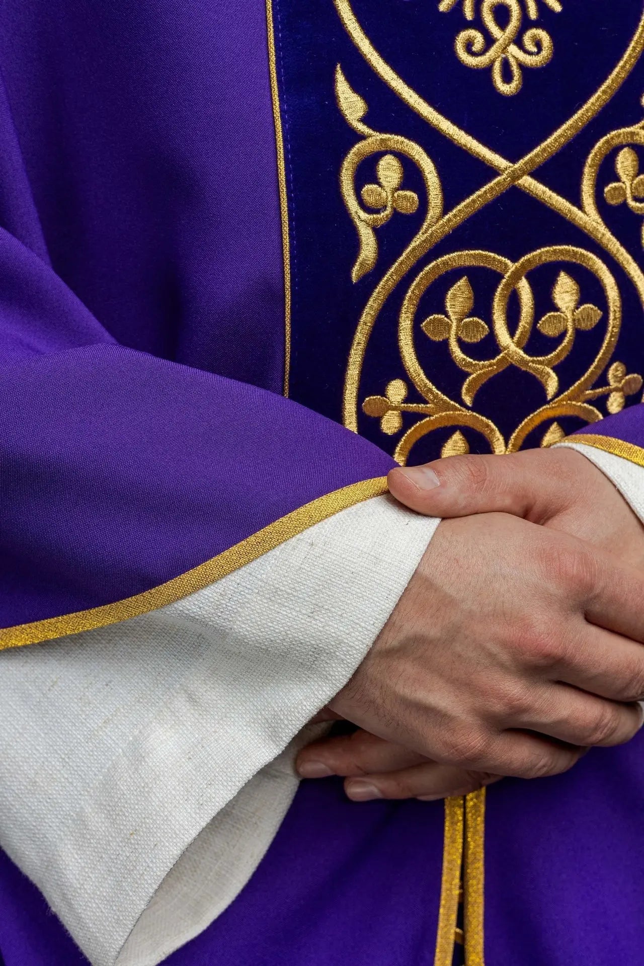 Fioletowy ornat liturgiczny ozdobiony haftem na aksamicie