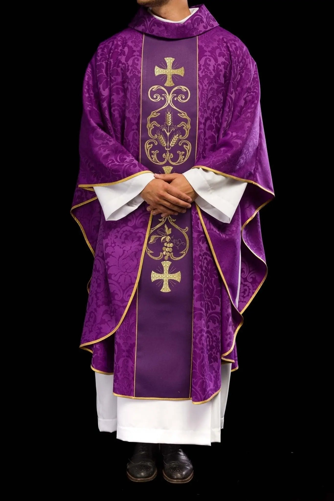 Ornat liturgiczny w kolorze fioletowym, zdobiony haftowanym pasem