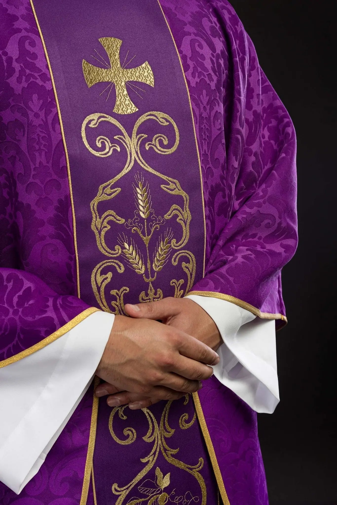 Ornat liturgiczny w kolorze fioletowym, zdobiony haftowanym pasem