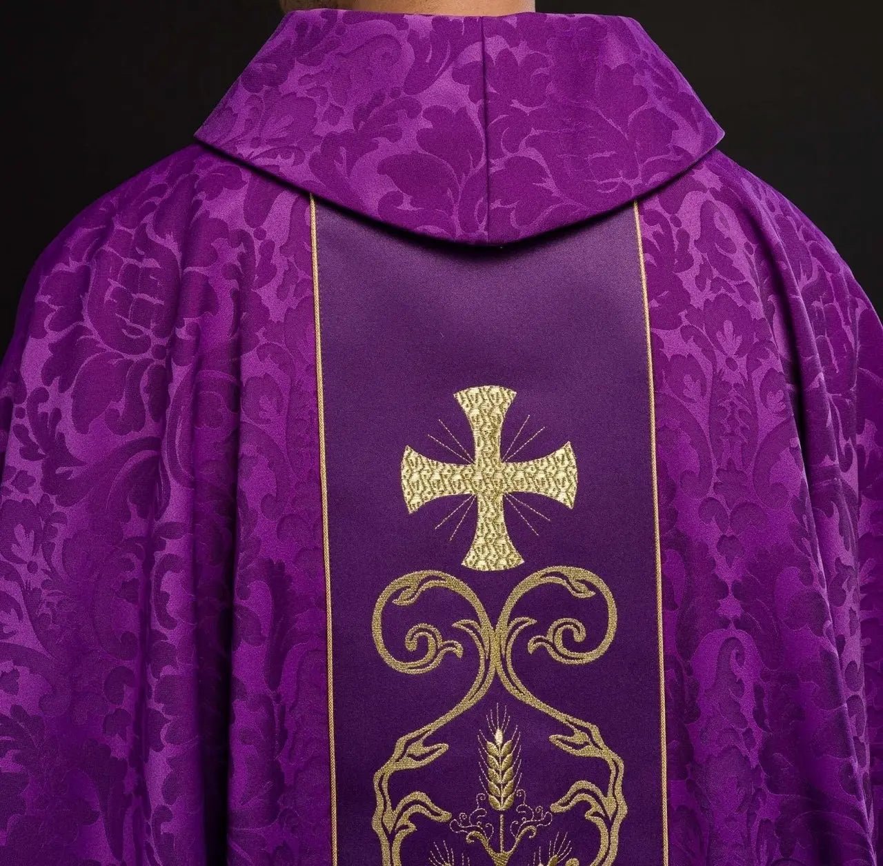 Ornat liturgiczny w kolorze fioletowym, zdobiony haftowanym pasem