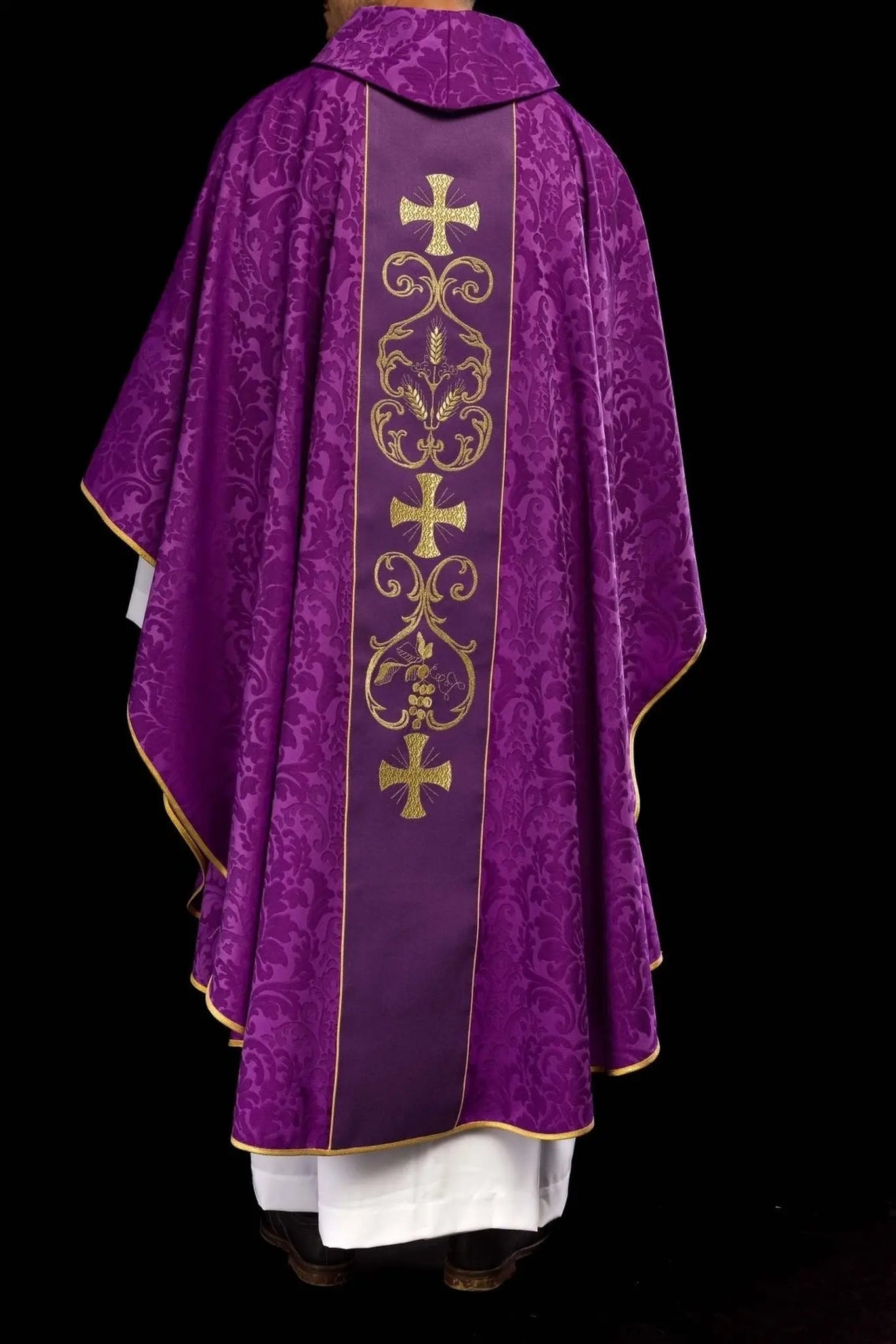 Ornat liturgiczny w kolorze fioletowym, zdobiony haftowanym pasem