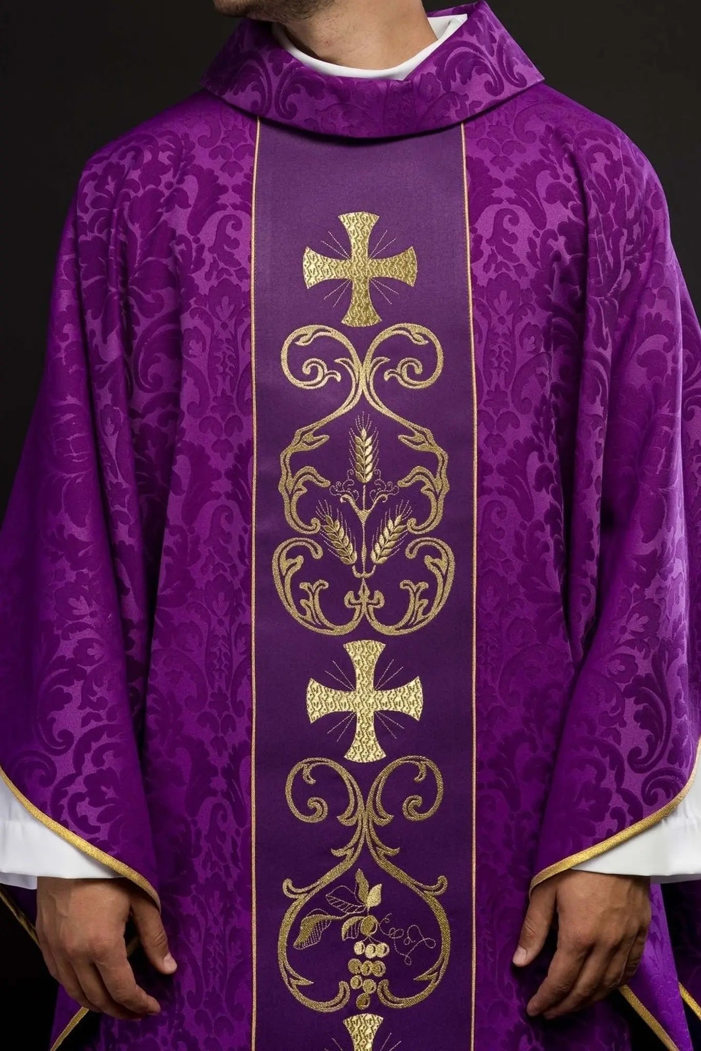 Ornat liturgiczny w kolorze fioletowym, zdobiony haftowanym pasem
