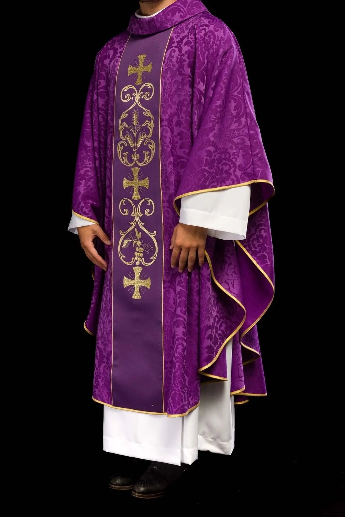 Ornat liturgiczny w kolorze fioletowym, zdobiony haftowanym pasem