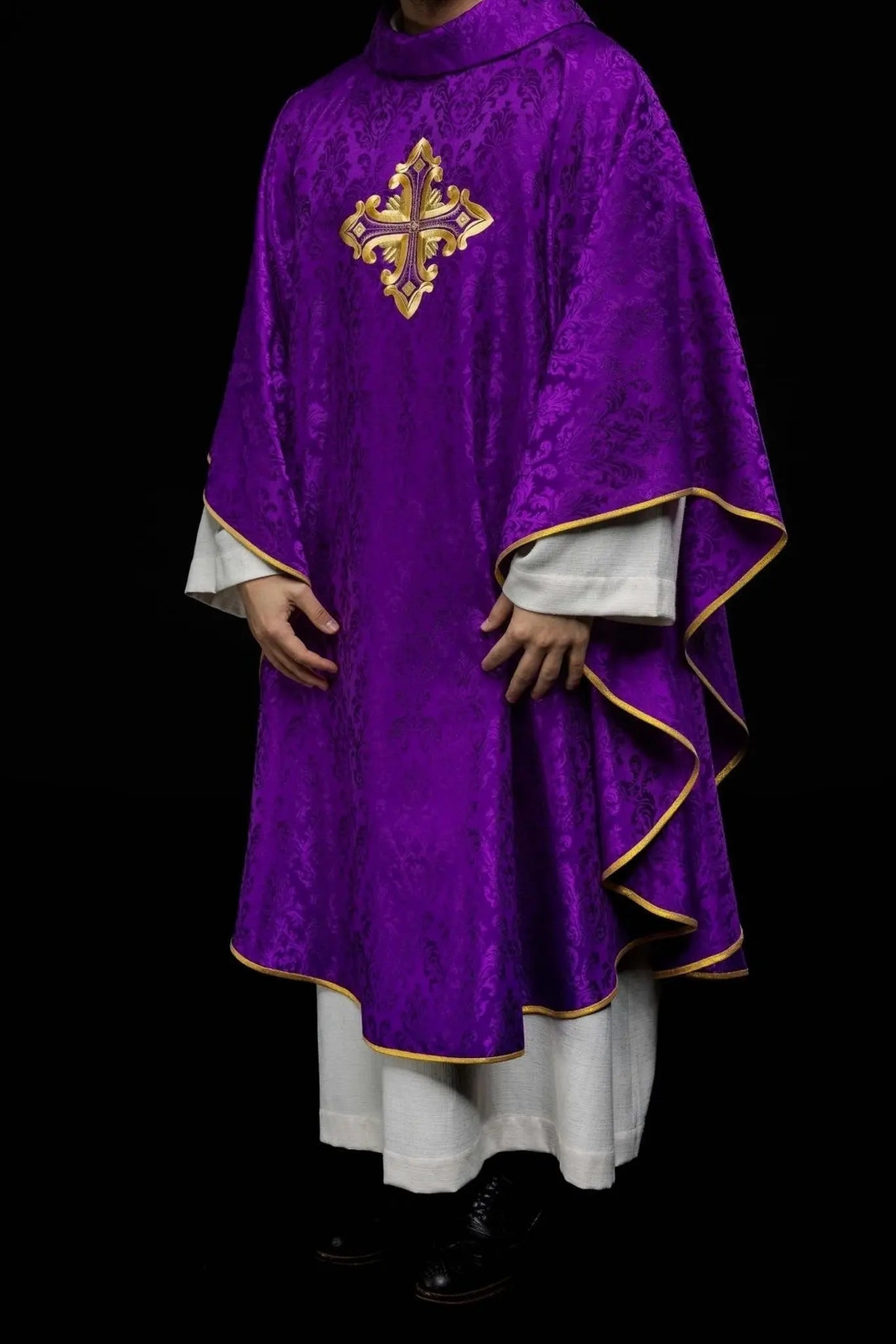 Purpurowy ornat z krzyżem, wykonany z tkaniny wzorzystej