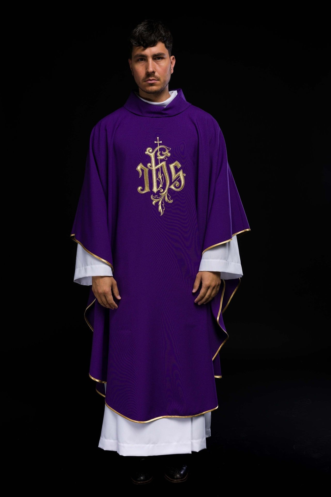 Fioletowy ornat ze złotym haftem IHS