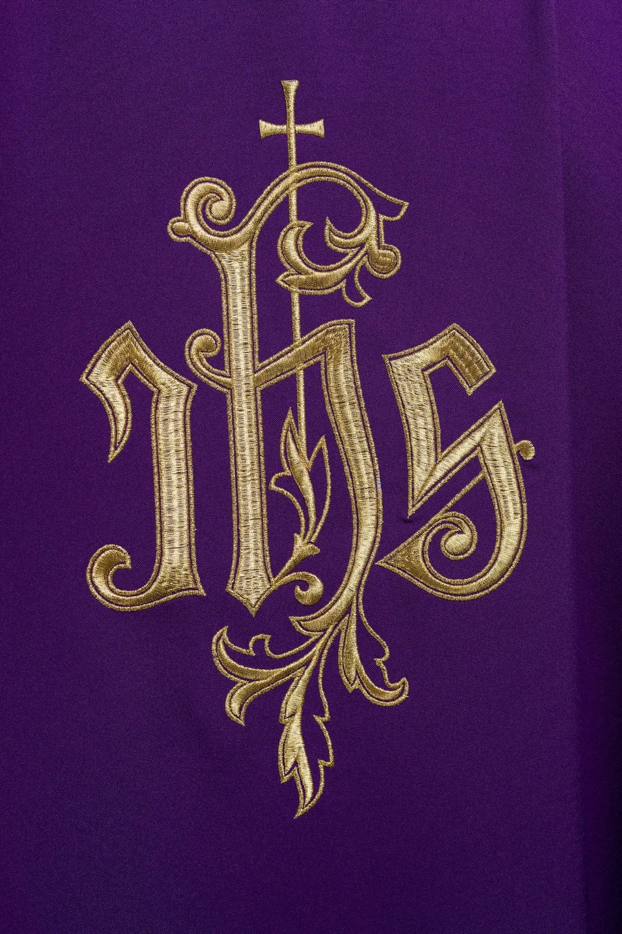 Fioletowy ornat ze złotym haftem IHS