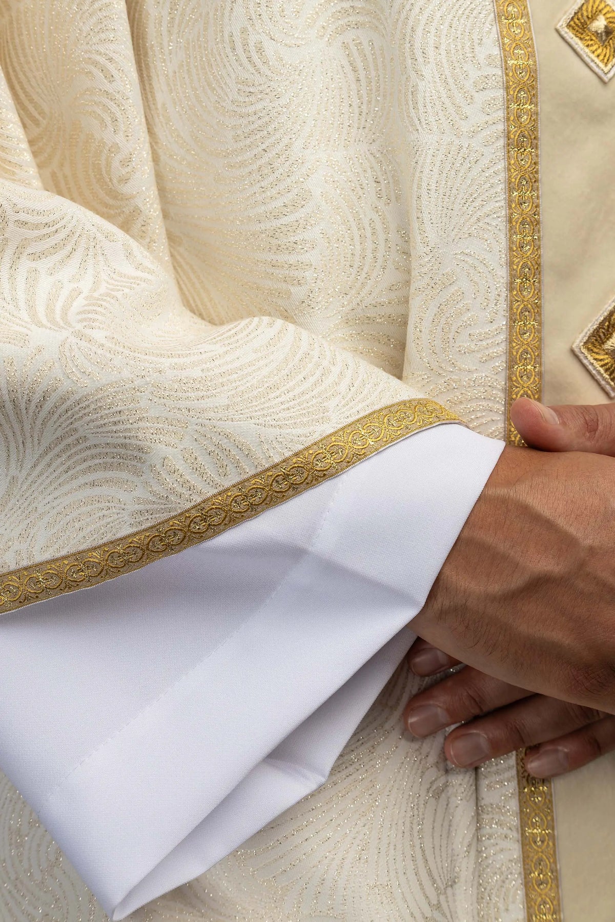 Ecru ornat wielkanocny z haftowanym krzyżem i kamieniami, haftowany krzyż na plecach, zbliżenie