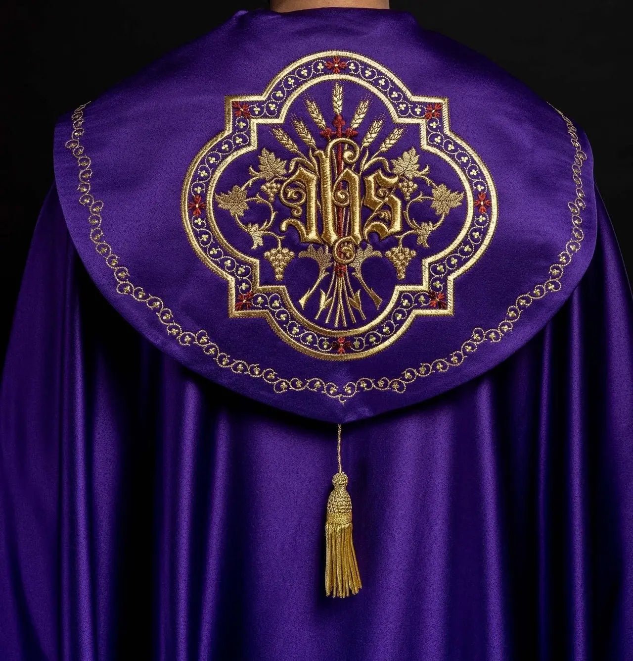 Peleryna eucharystyczna z bogato zdobionym monogramem w kolorze fioletowym