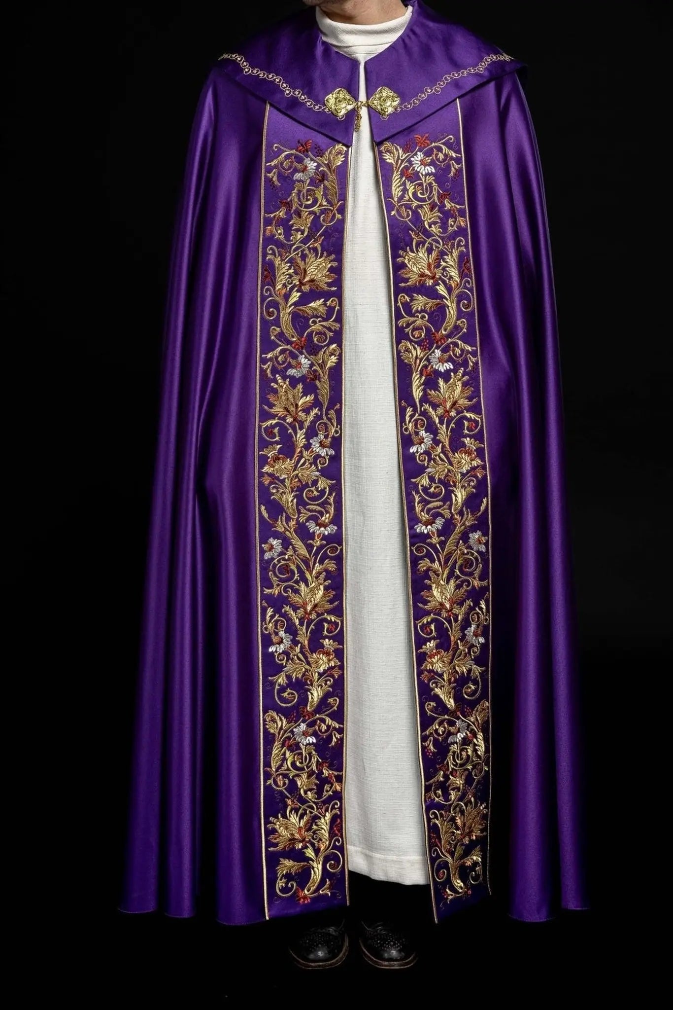 Peleryna eucharystyczna z bogato zdobionym monogramem w kolorze fioletowym