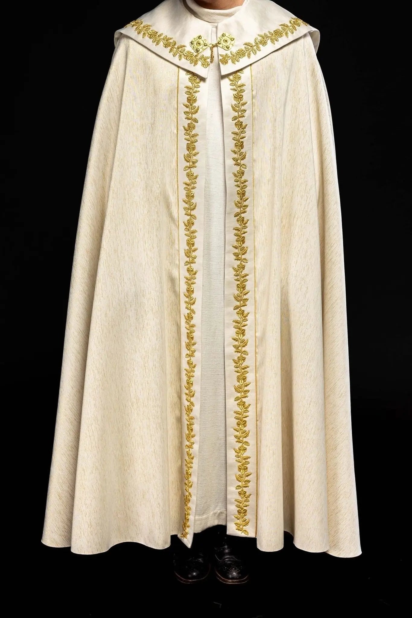 Embroidered Marian Bedspread Ecru