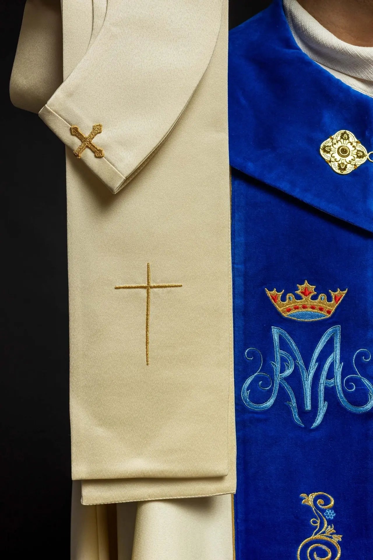 Embroidered Marian cape with ecru velvet