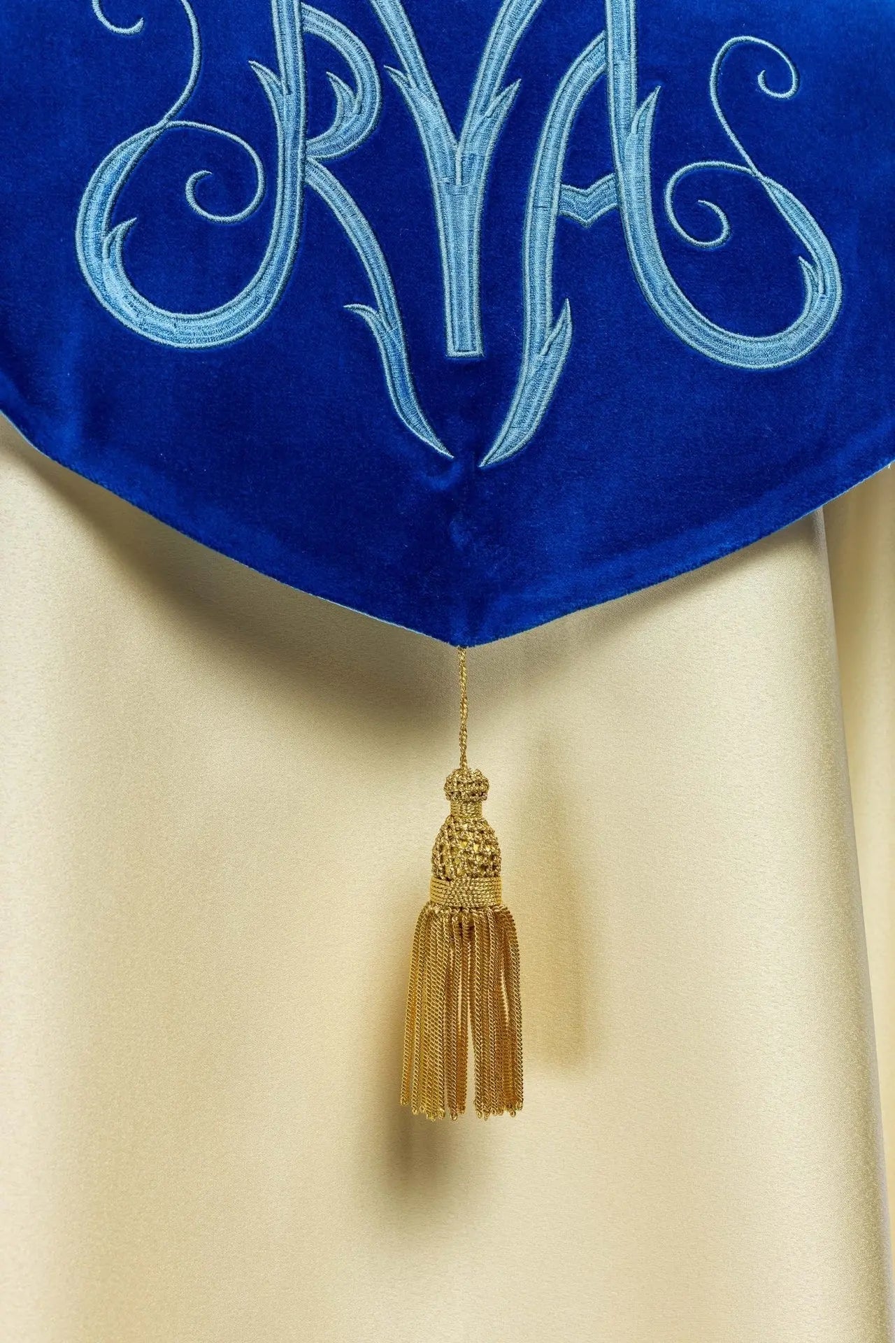 Embroidered Marian cape with ecru velvet