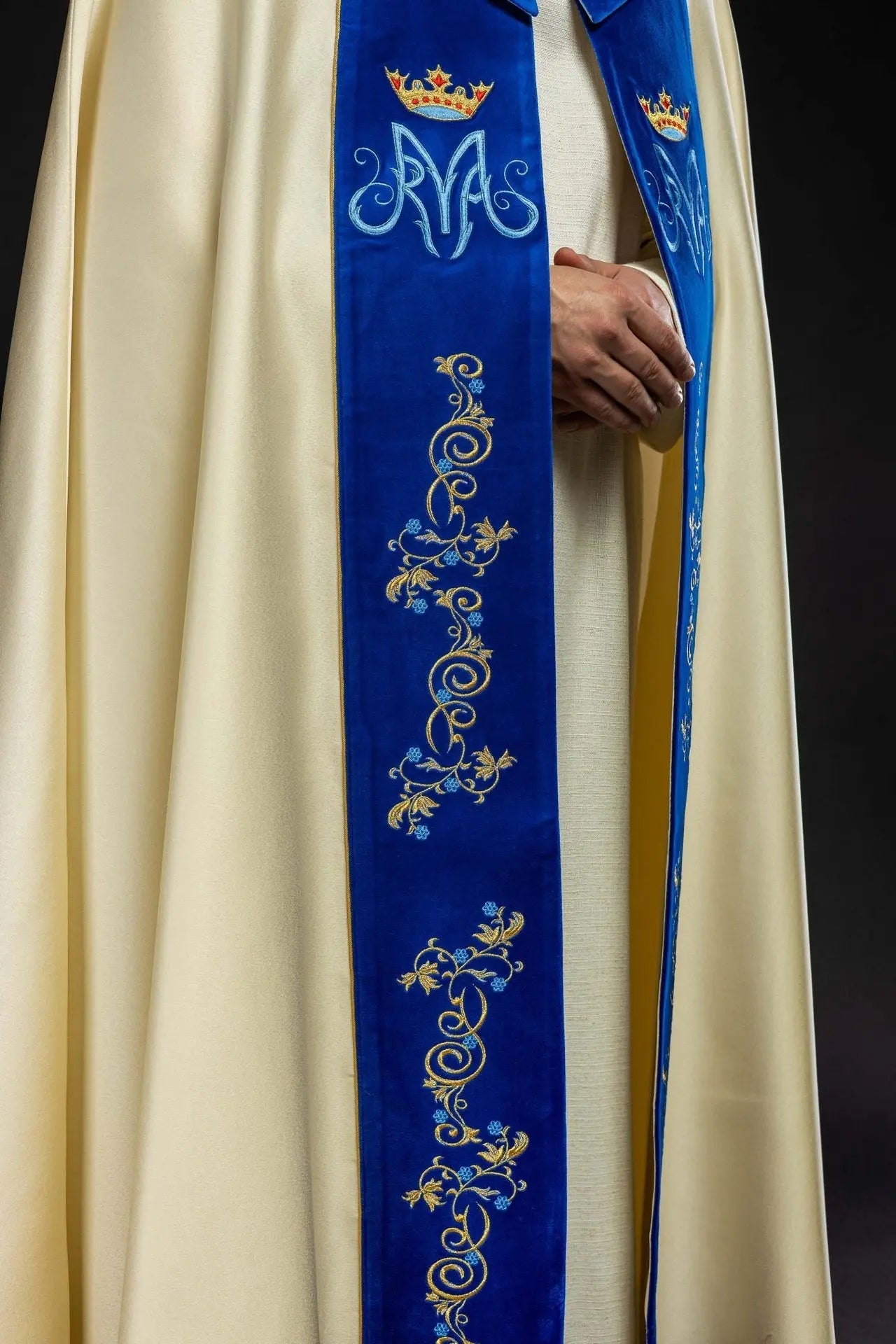 Embroidered Marian cape with ecru velvet