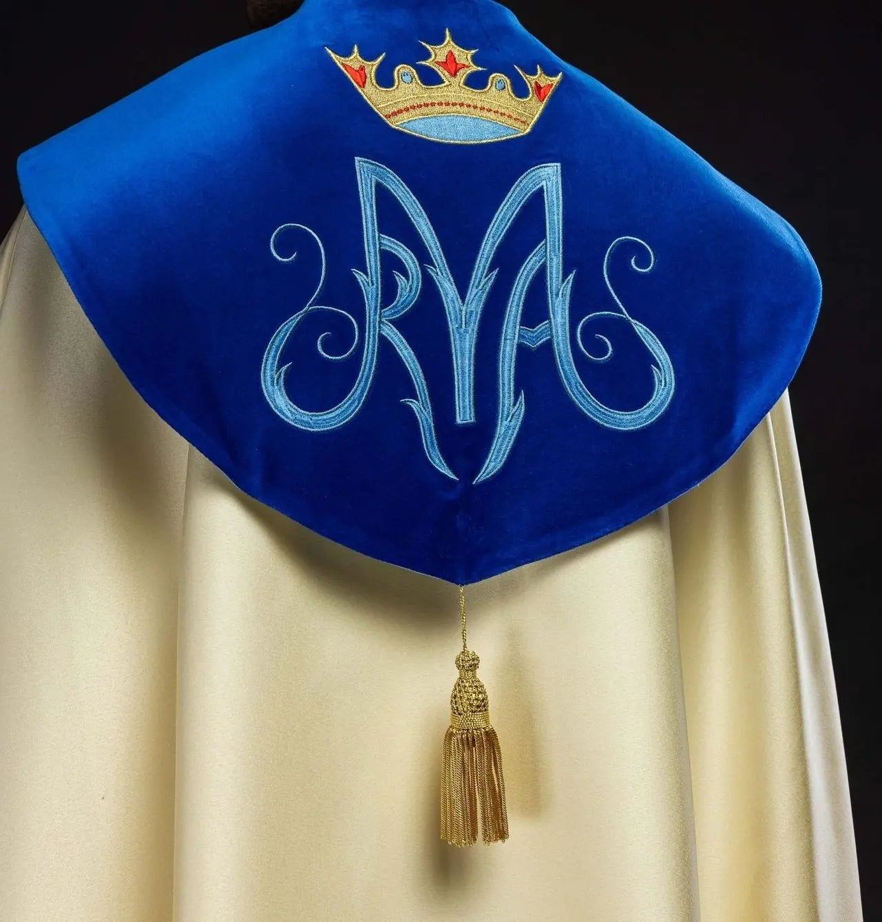 Embroidered Marian cape with ecru velvet