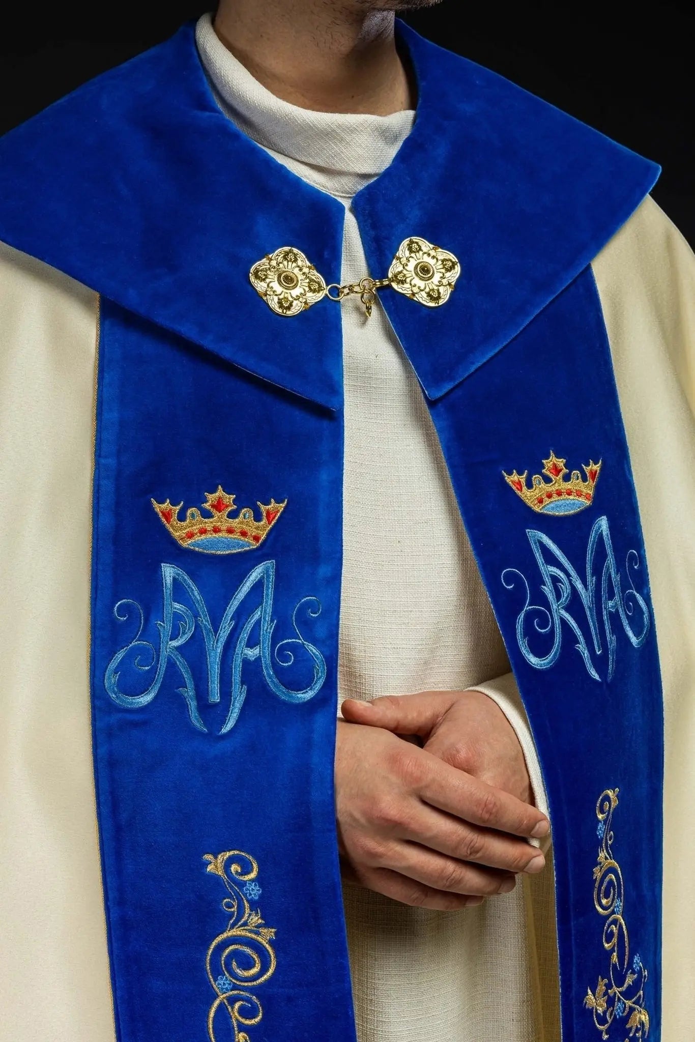 Embroidered Marian cape with ecru velvet