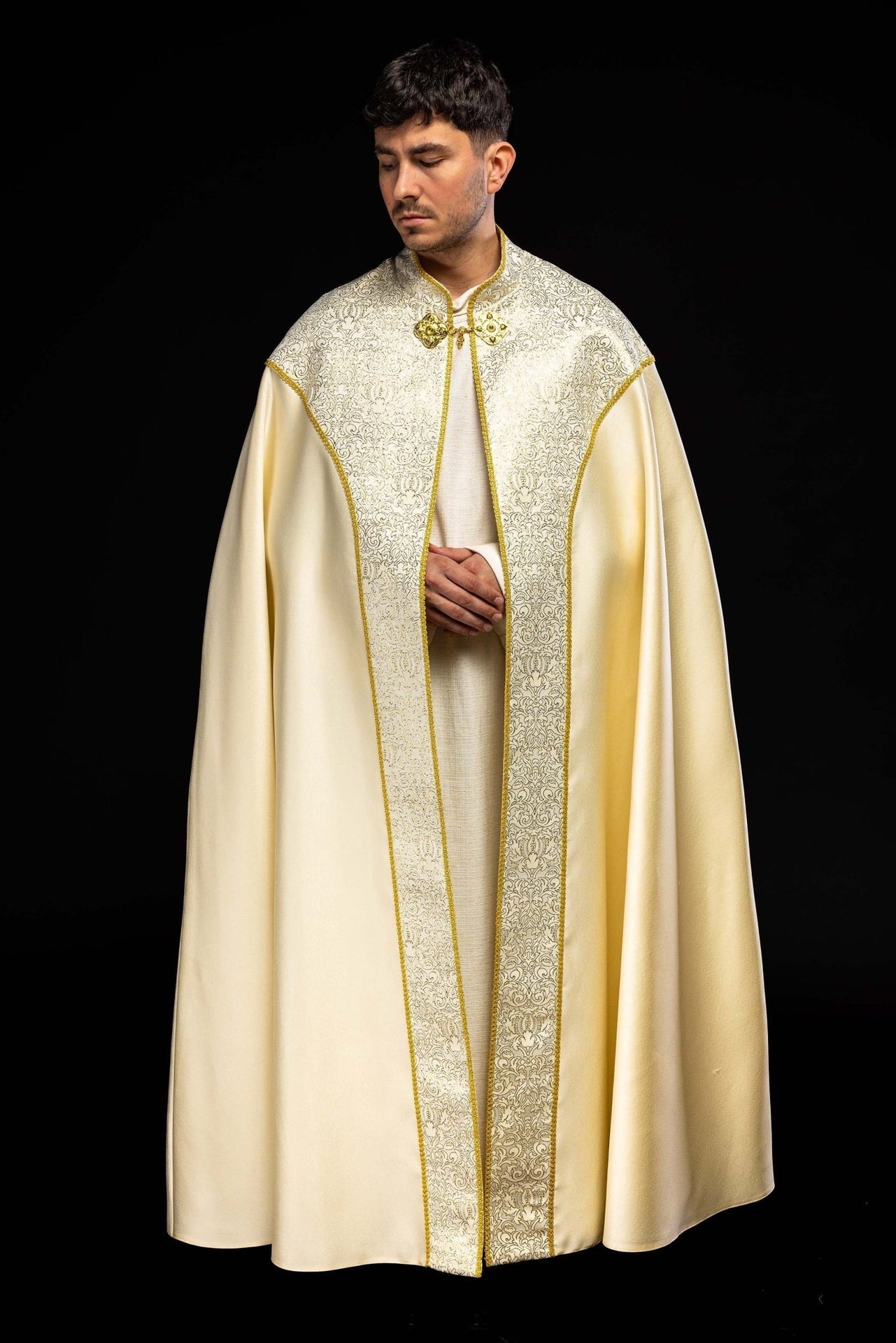 Kapa haftowana ozdobiona tkanina żakardowa ecru