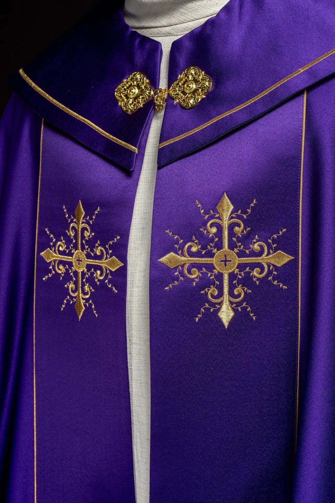 Peleryna liturgiczna haftowana w kolorze fioletowym