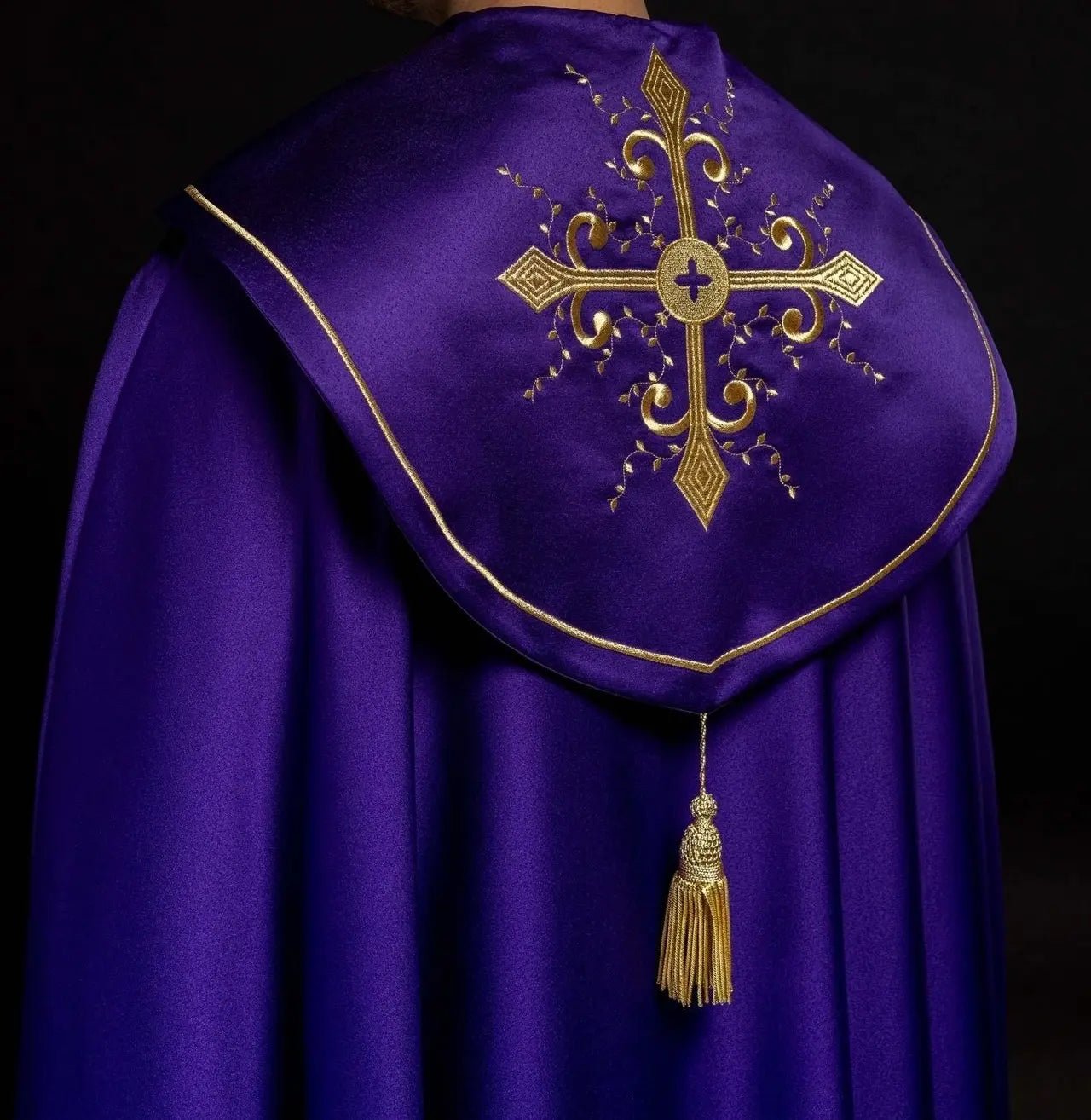 Peleryna liturgiczna haftowana w kolorze fioletowym