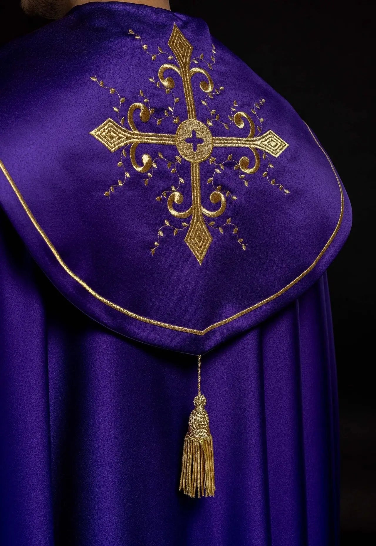 Peleryna liturgiczna haftowana w kolorze fioletowym