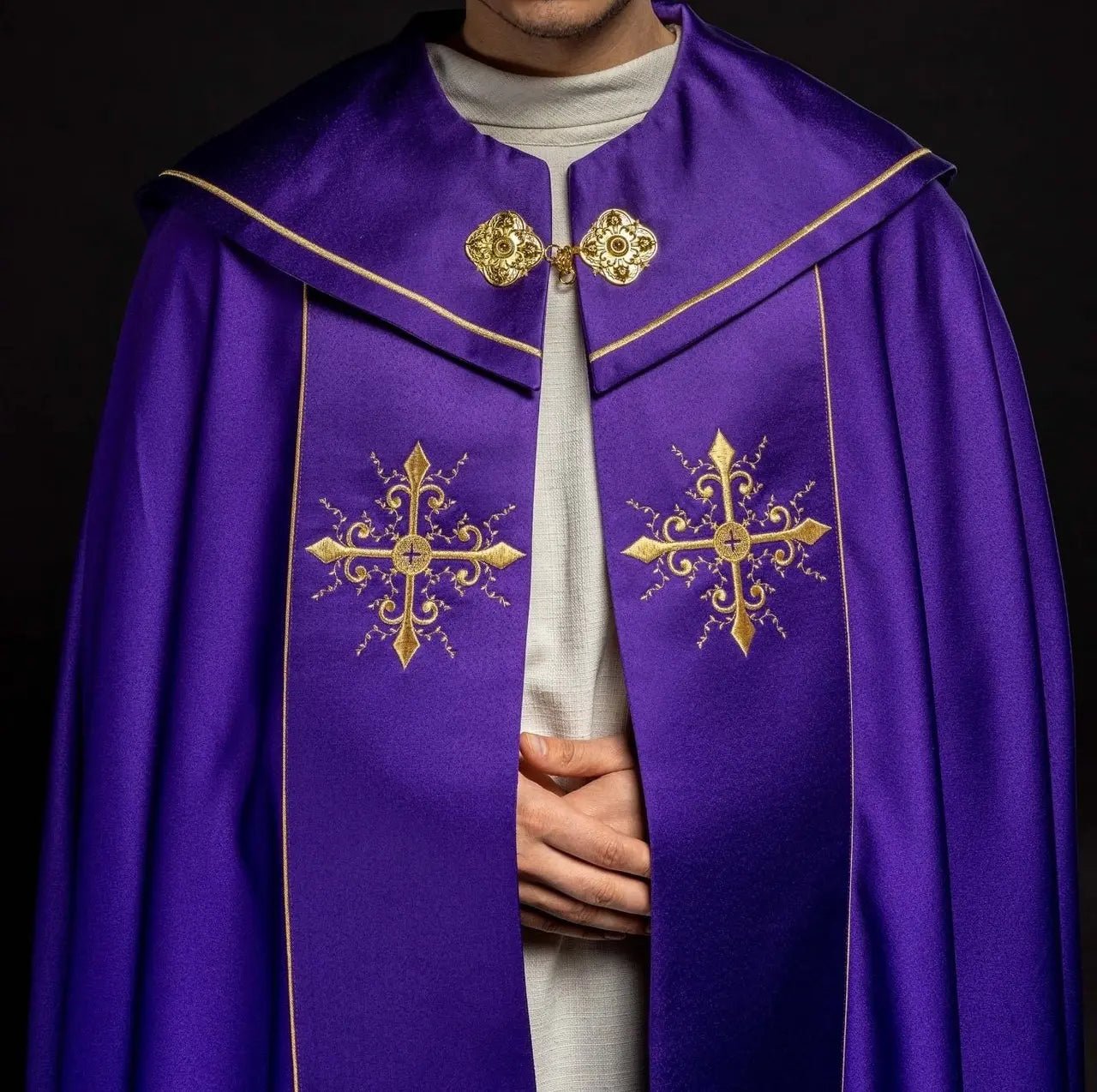 Peleryna liturgiczna haftowana w kolorze fioletowym