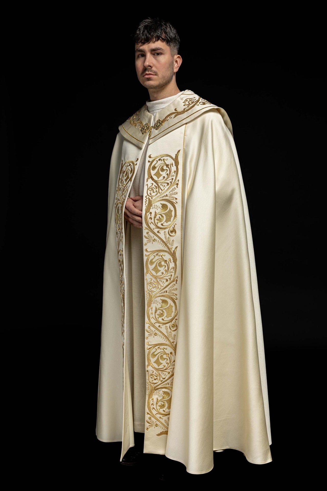 Kapa liturgiczna haftowana IHS ecru