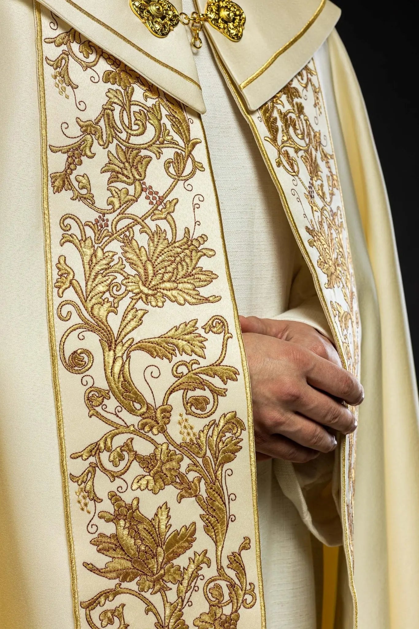 Embroidered liturgical chalice ecru