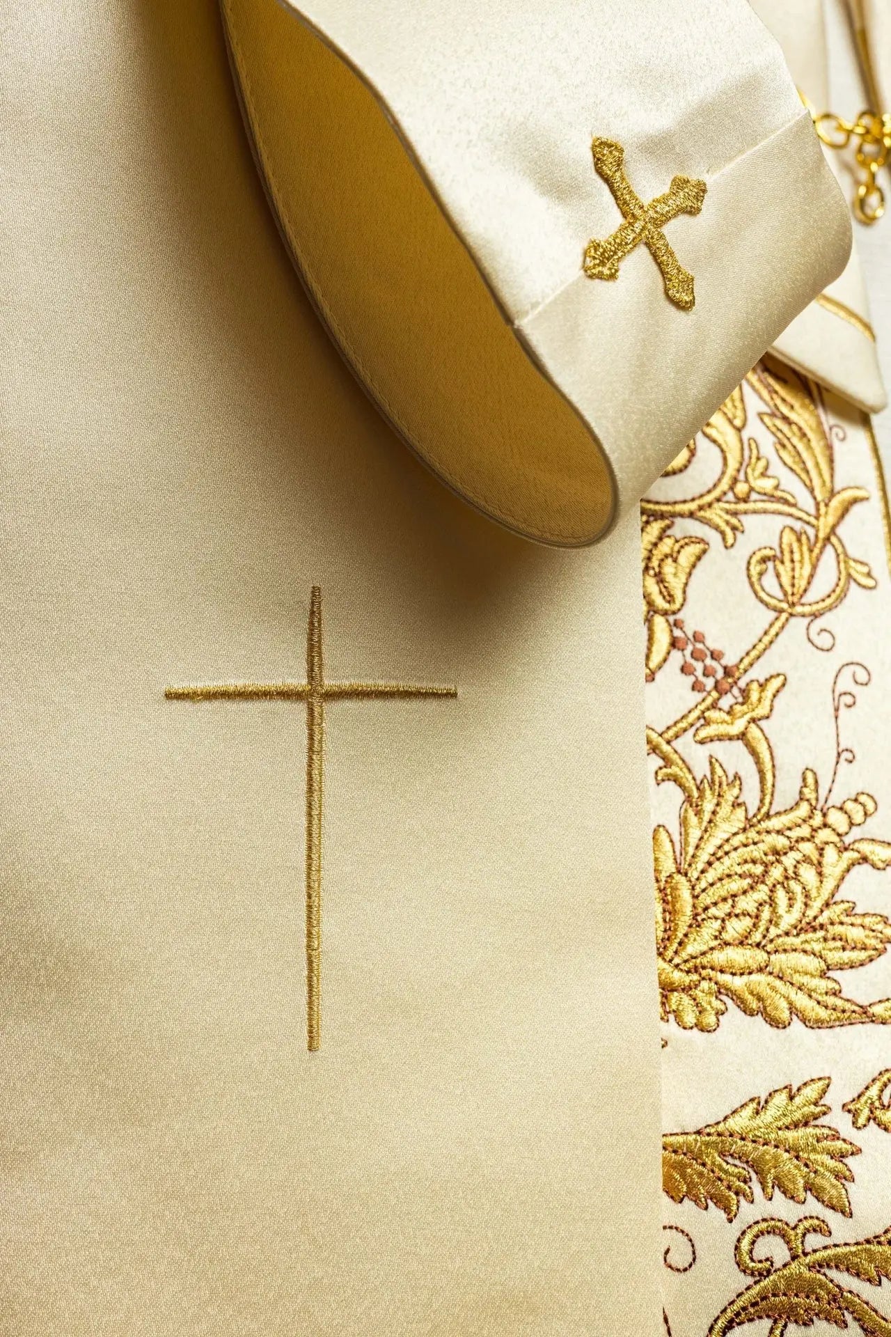 Embroidered liturgical chalice ecru