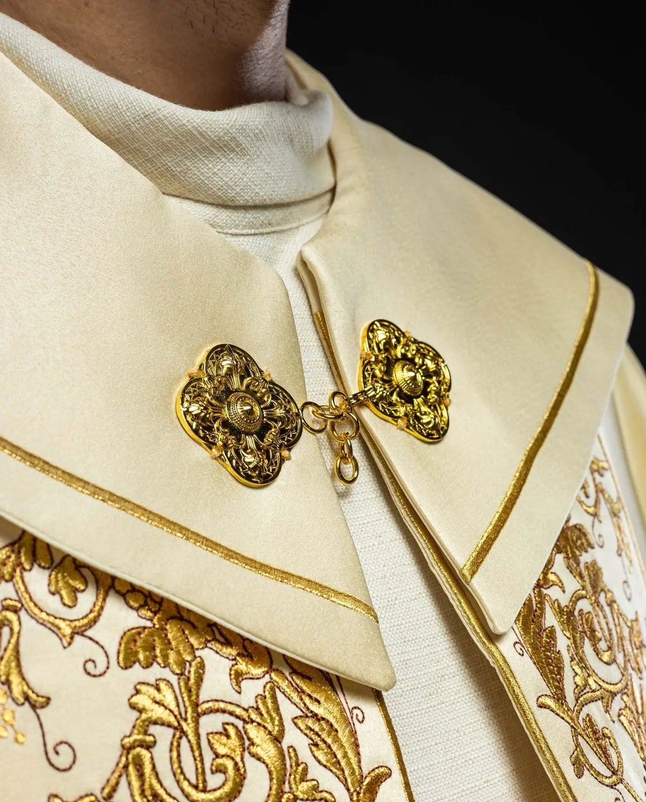 Embroidered liturgical chalice ecru