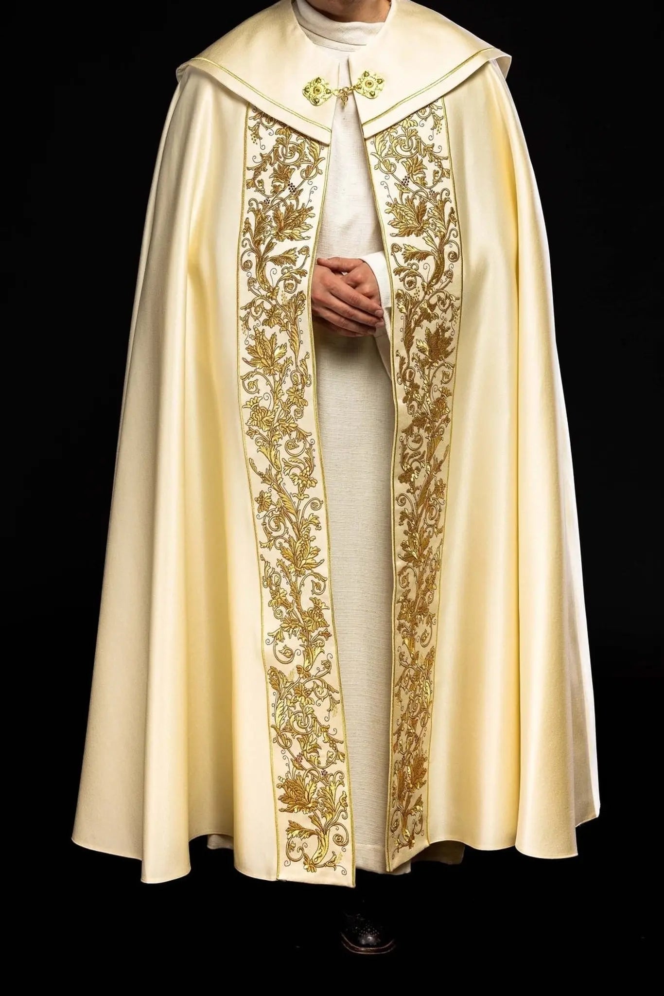 Embroidered liturgical chalice ecru