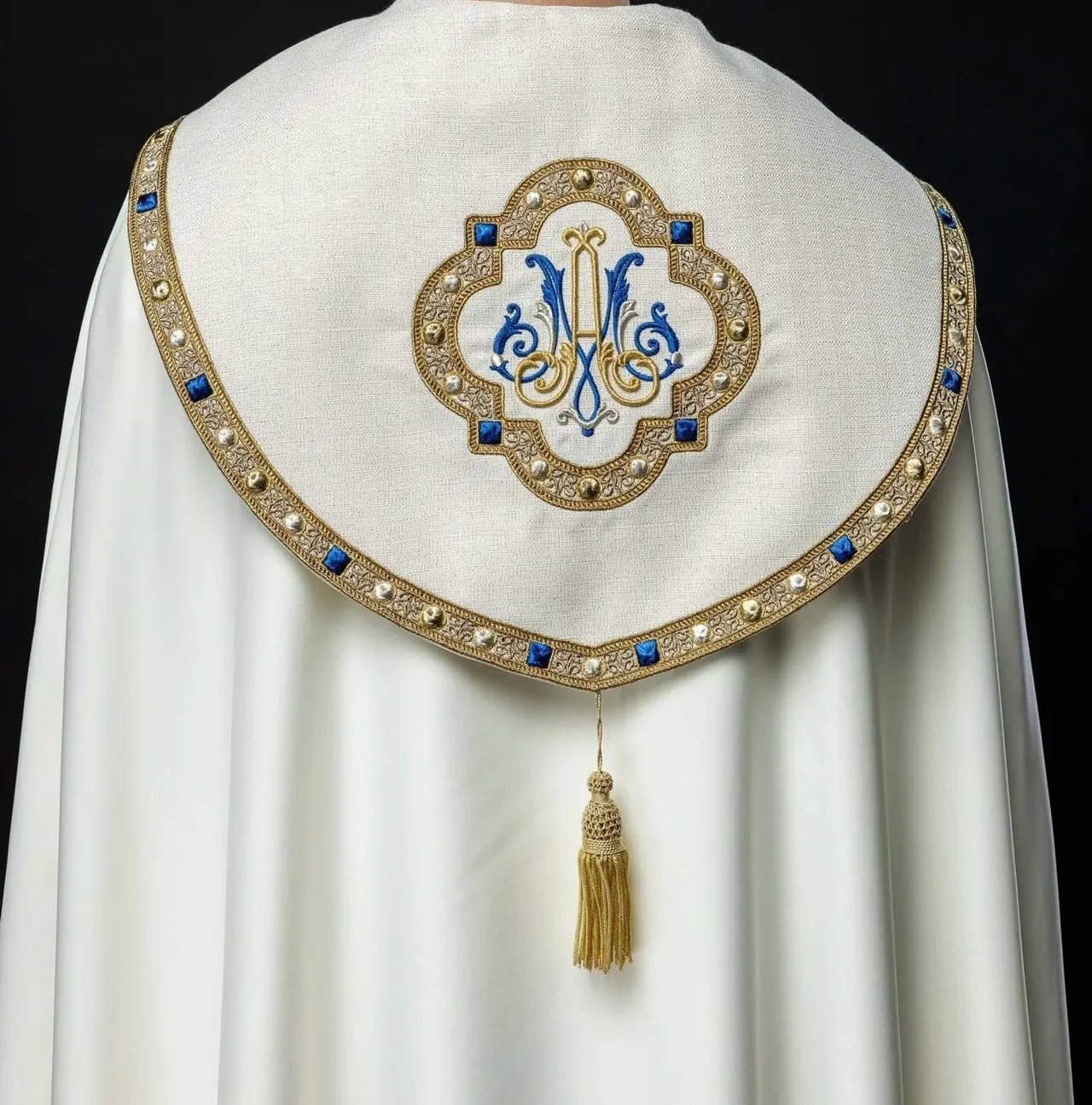 Kapa liturgiczna z haftowanym emblematem maryjnym – ecru