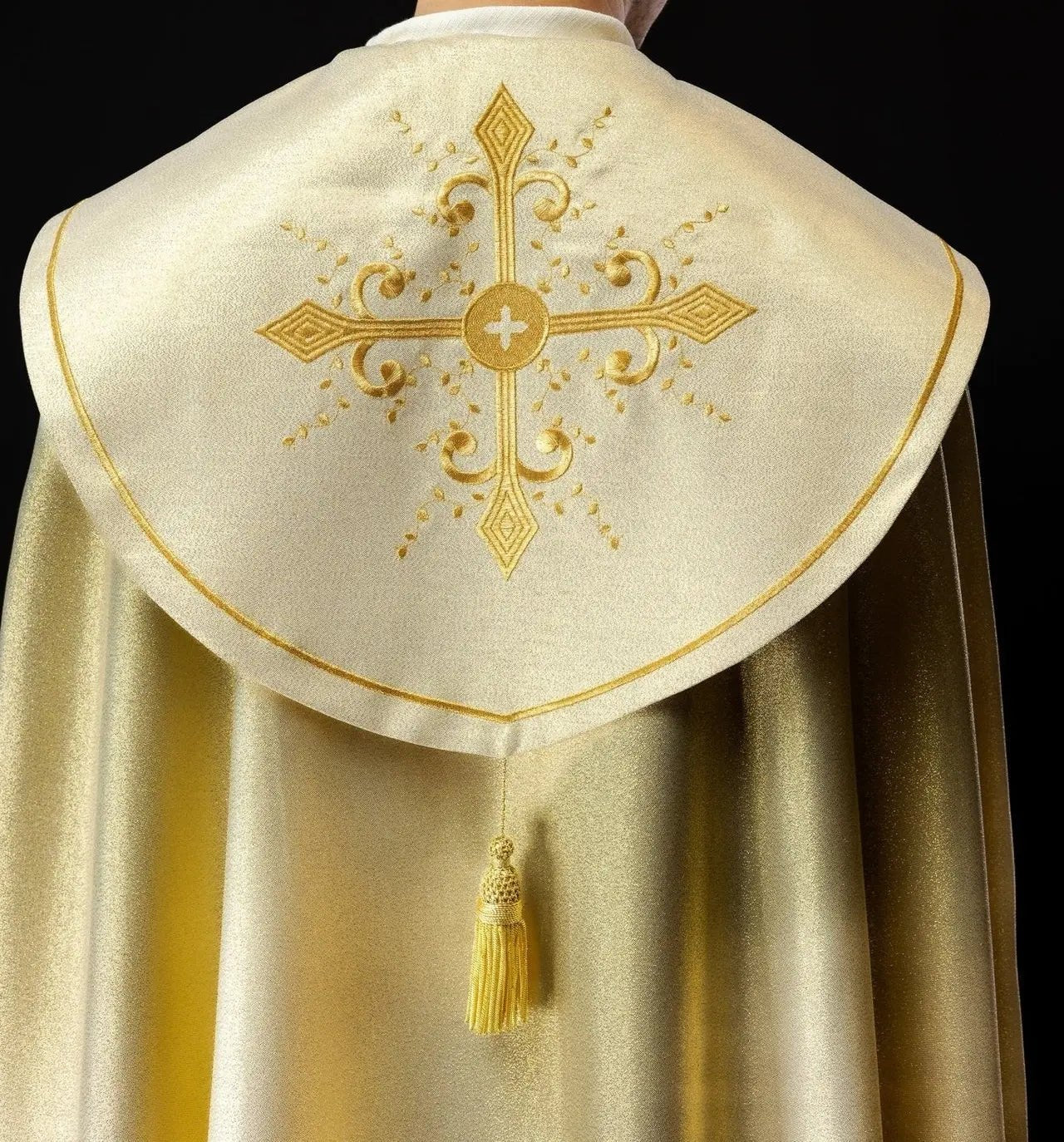 Złota haftowana peleryna liturgiczna