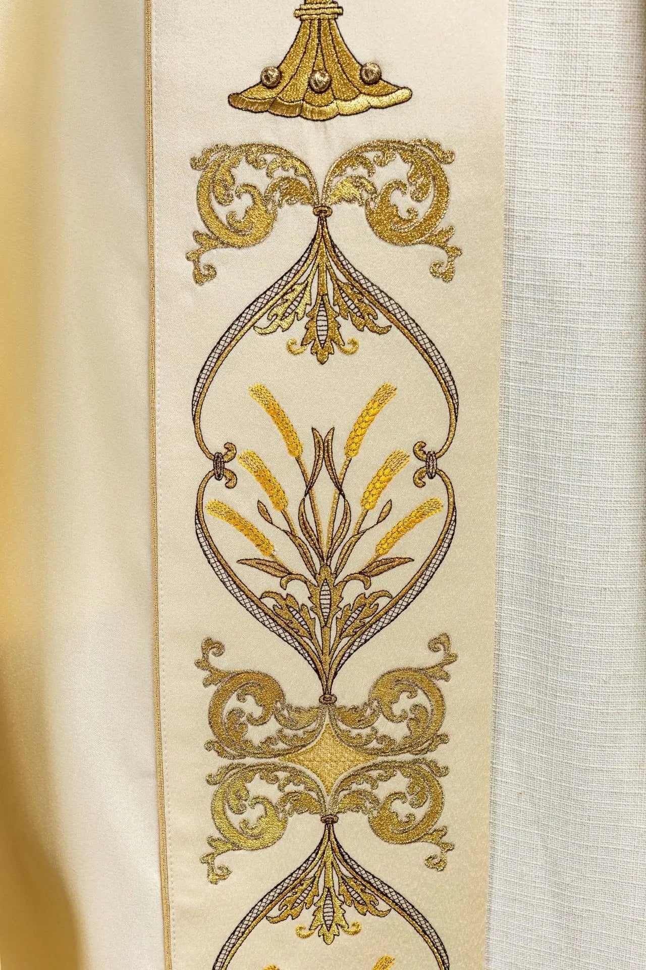 Liturgical chapel embroidered chalice and IHS ecru