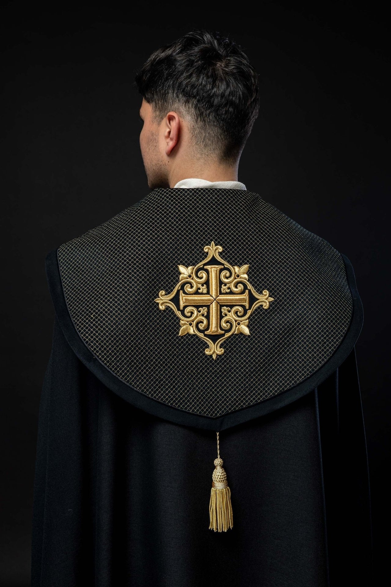 Kapa liturgiczna z aksamitnym czarnym pasem i haftem krzyży