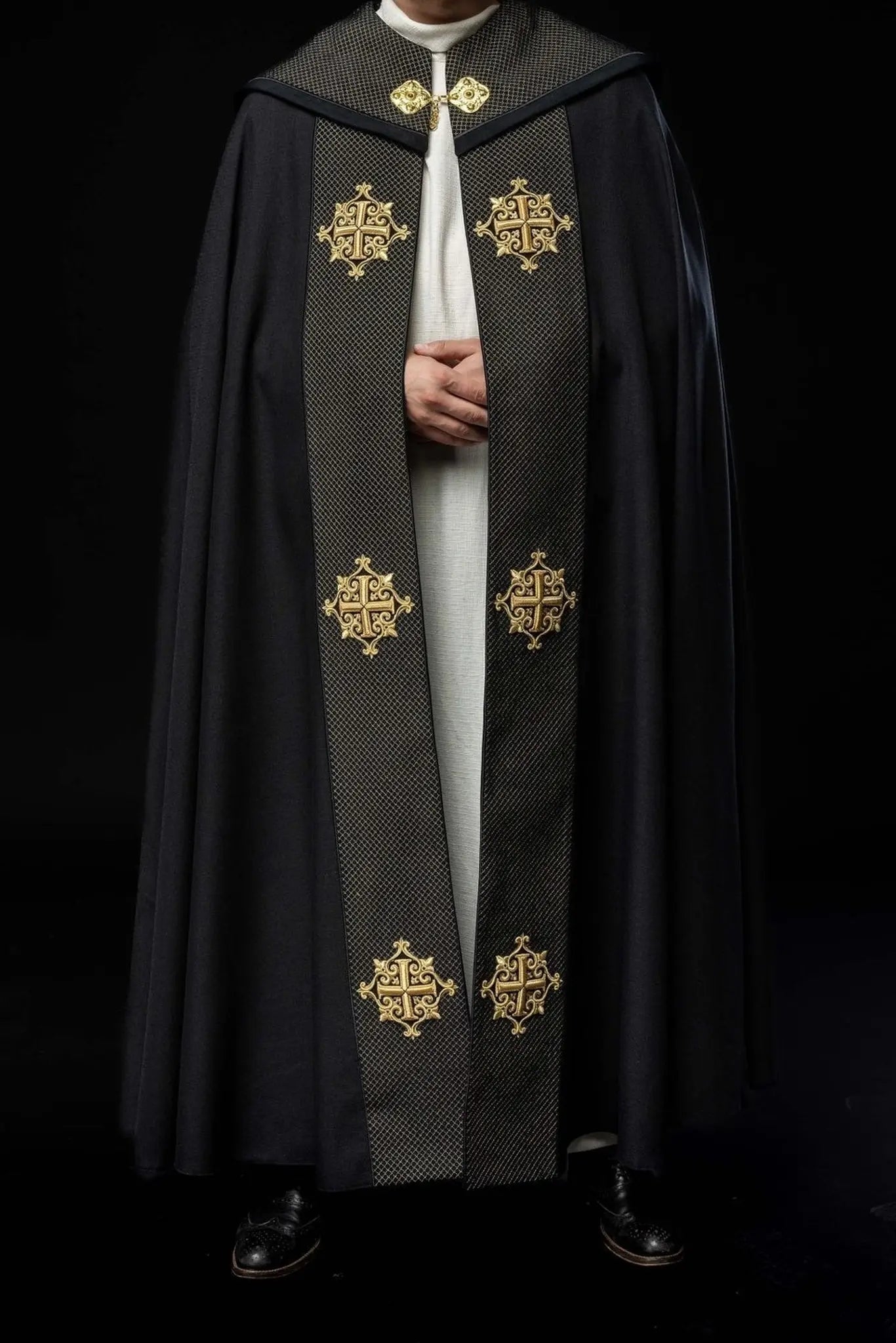 Peleryna liturgiczna z czarnym aksamitnym pasem i haftem krzyży
