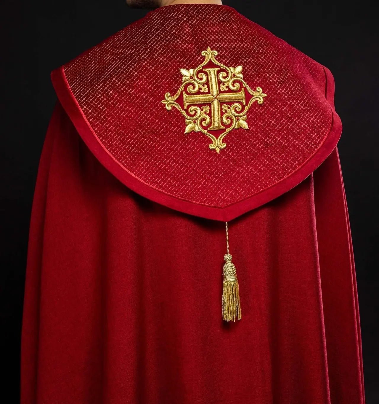 Peleryna liturgiczna z czerwonym aksamitnym pasem i haftem krzyży