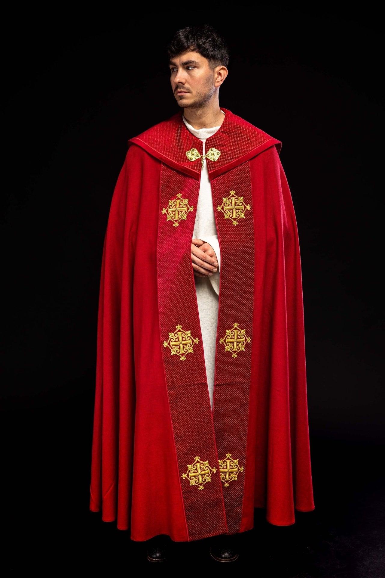 Kapa liturgiczna z aksamitnym czerwonym pasem i haftem krzyży