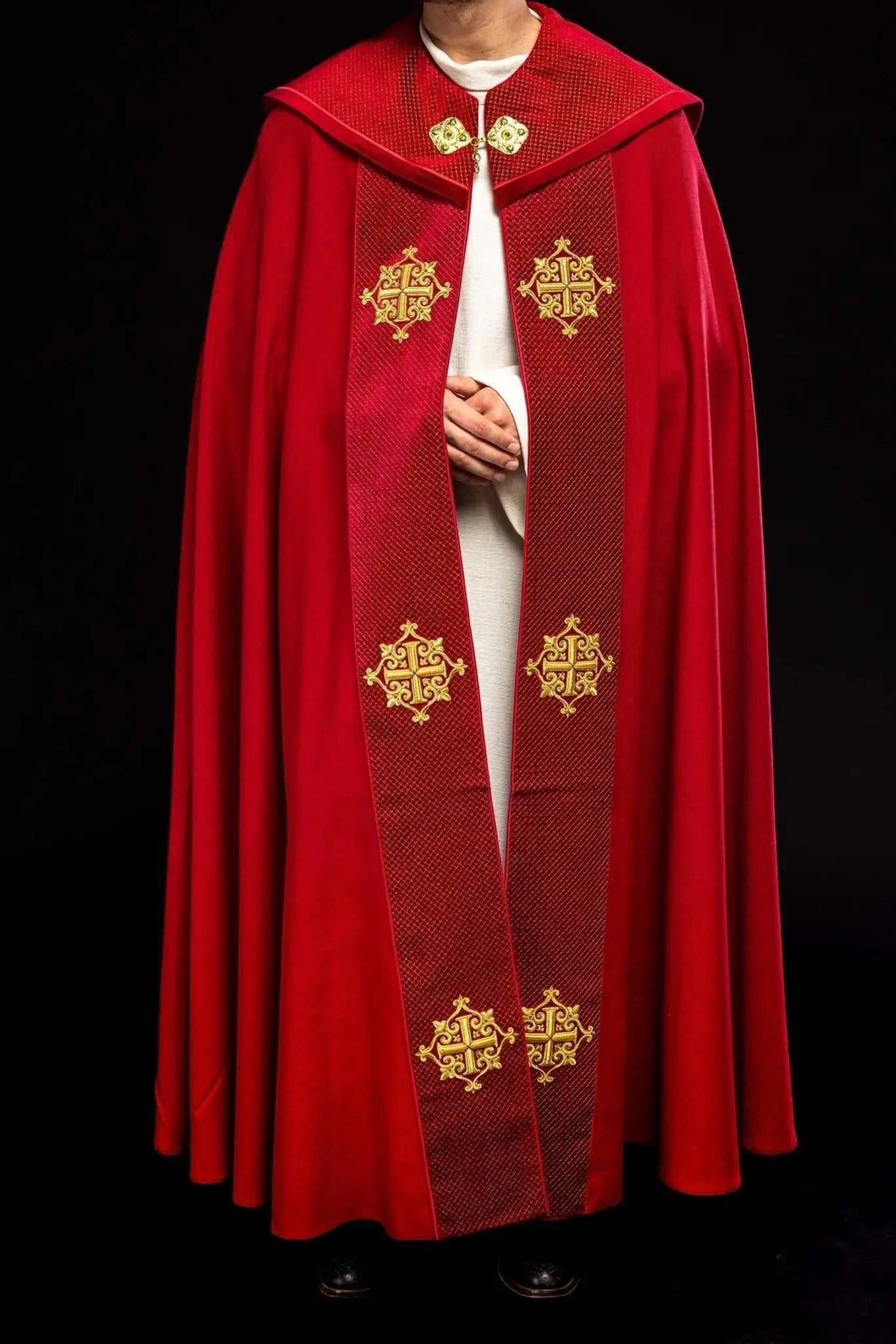 Peleryna liturgiczna z czerwonym aksamitnym pasem i haftem krzyży