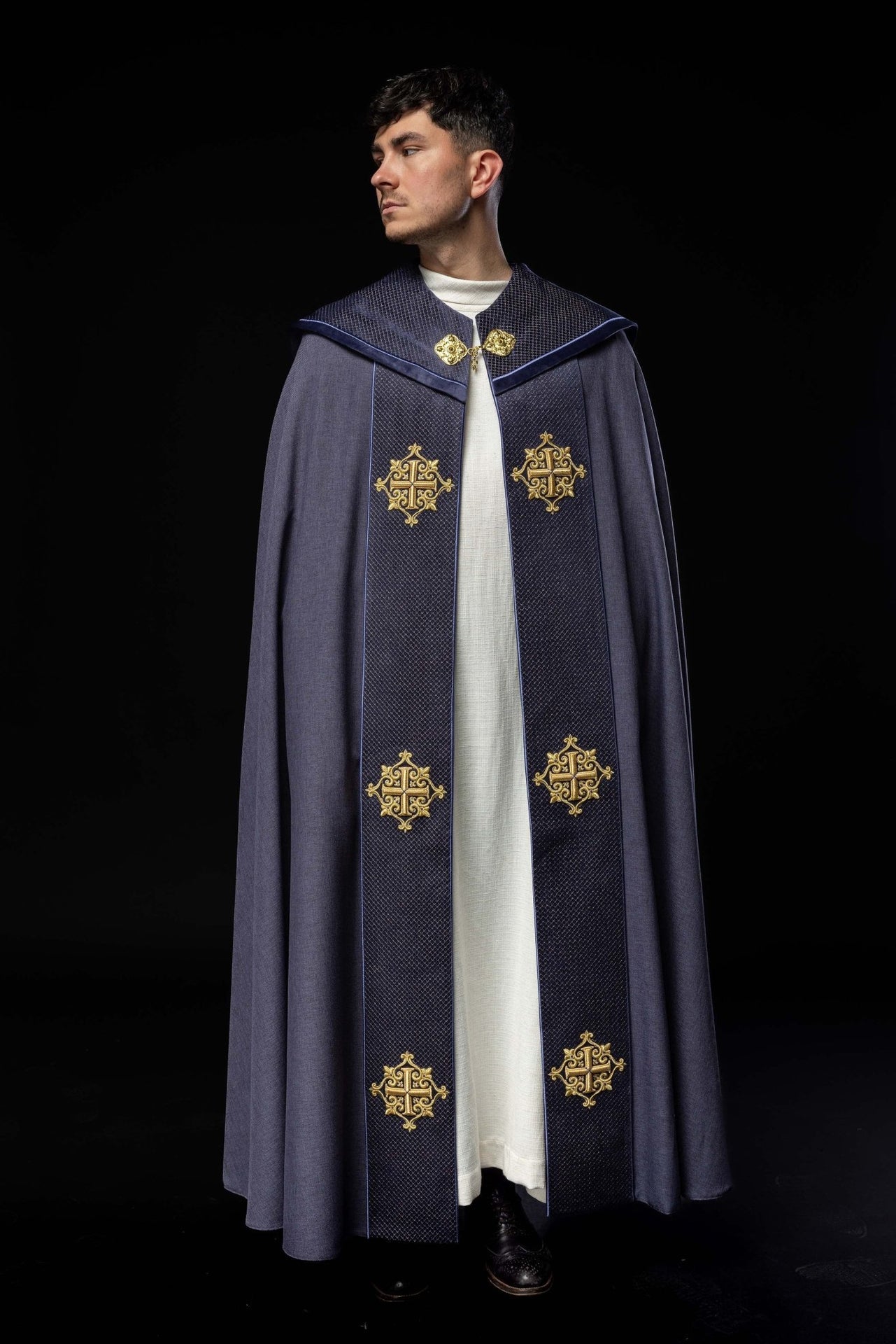 Kapa liturgiczna z aksamitnym fioletowym pasem i haftem krzyży