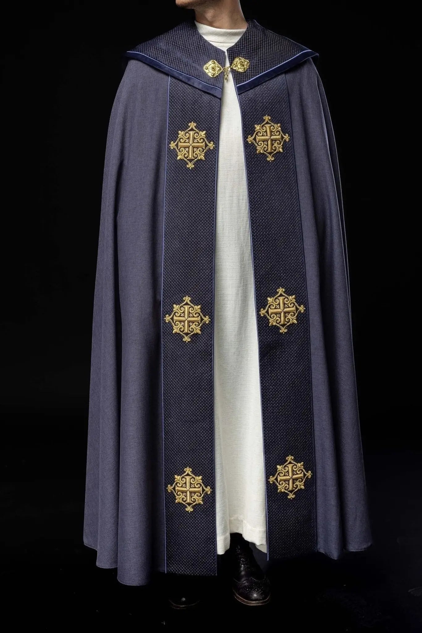 Peleryna liturgiczna z aksamitnym, purpurowym pasem i haftem krzyży