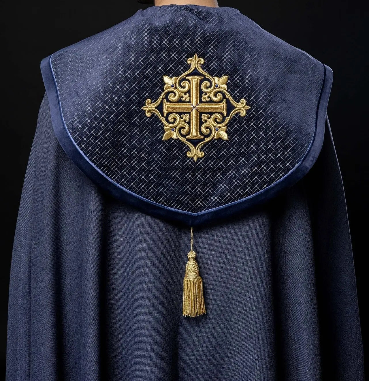 Peleryna liturgiczna z aksamitnym, purpurowym pasem i haftem krzyży