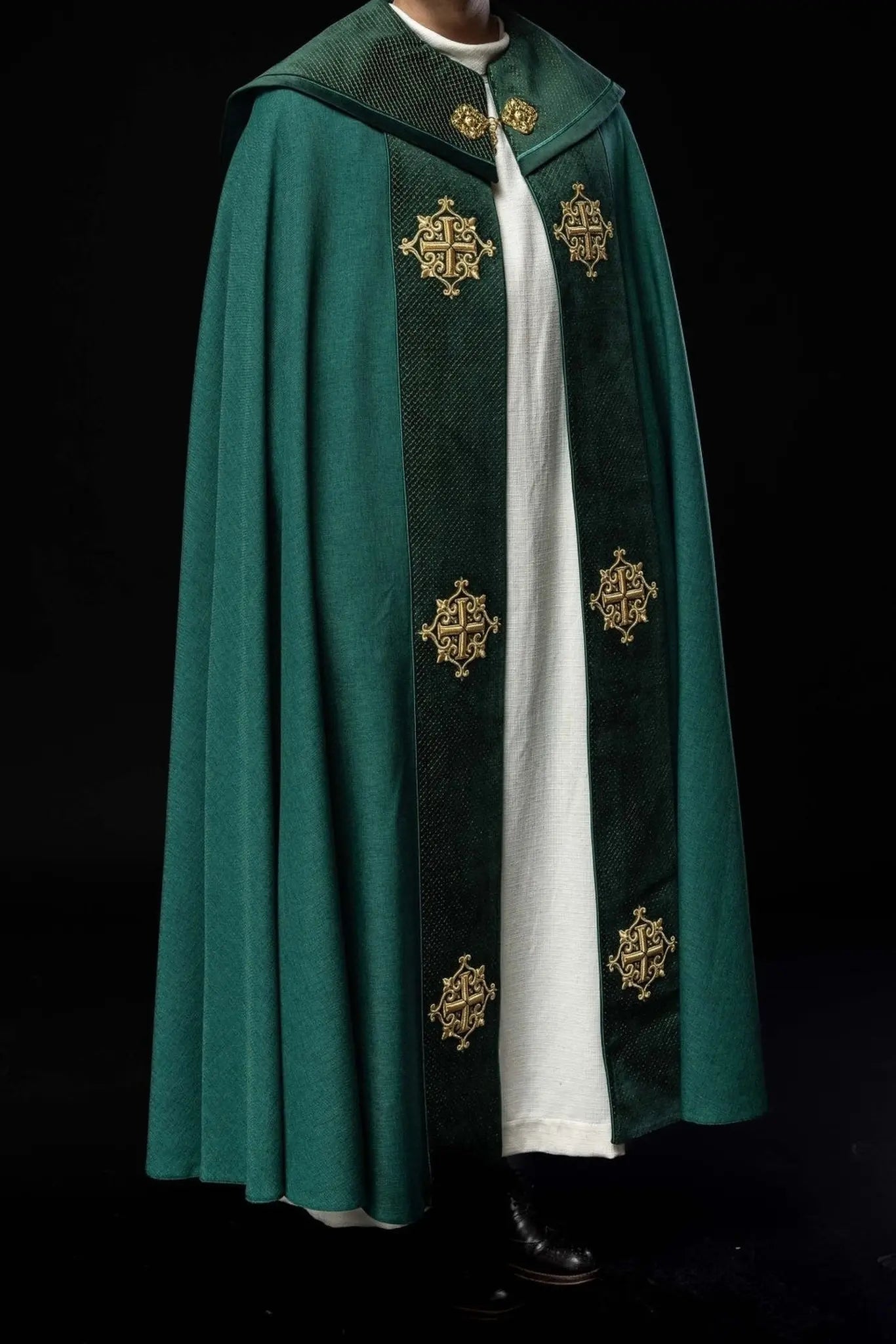 Liturgical cape with green velvet belt and embroidery of crosses