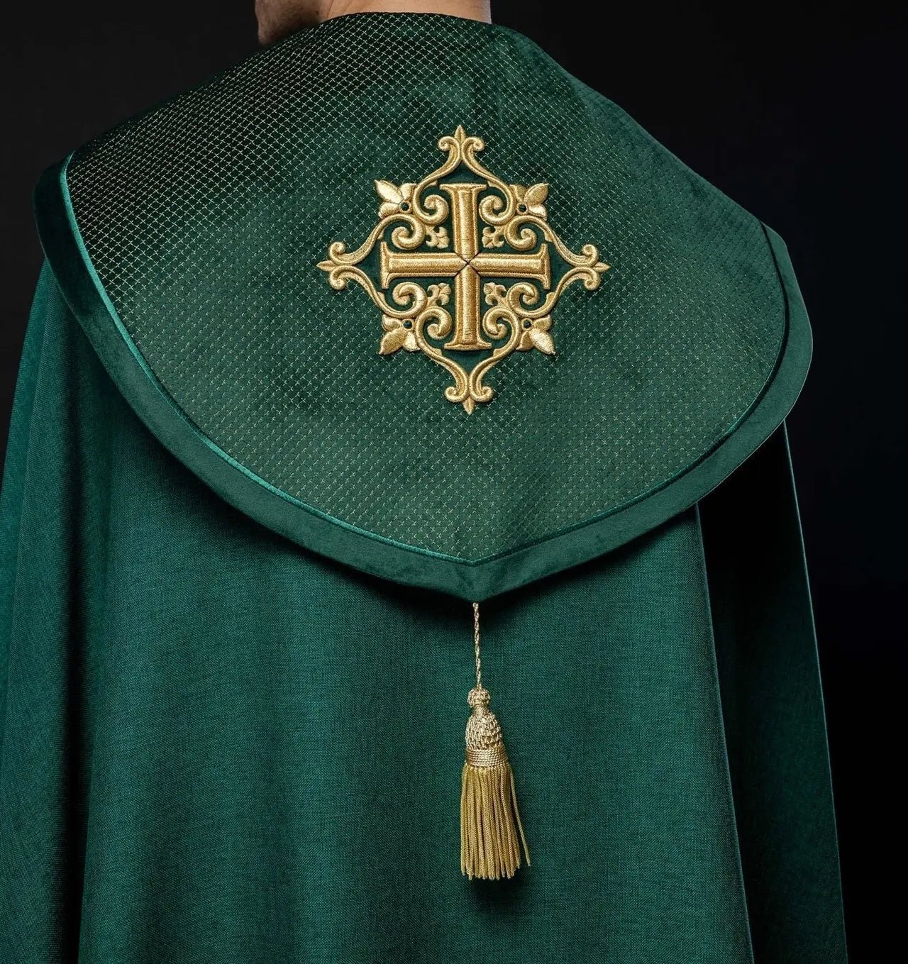 Peleryna liturgiczna z zielonym aksamitnym pasem i haftem krzyży