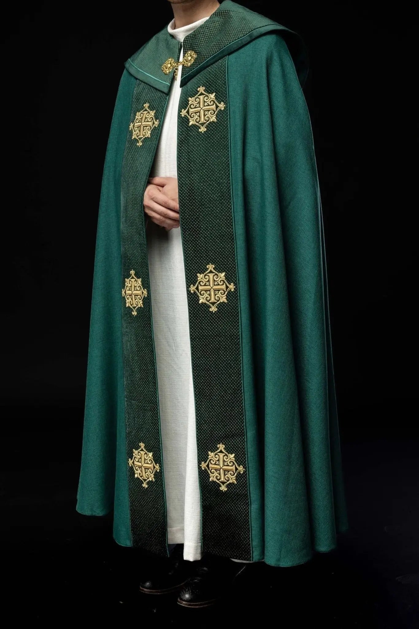 Peleryna liturgiczna z zielonym aksamitnym pasem i haftem krzyży