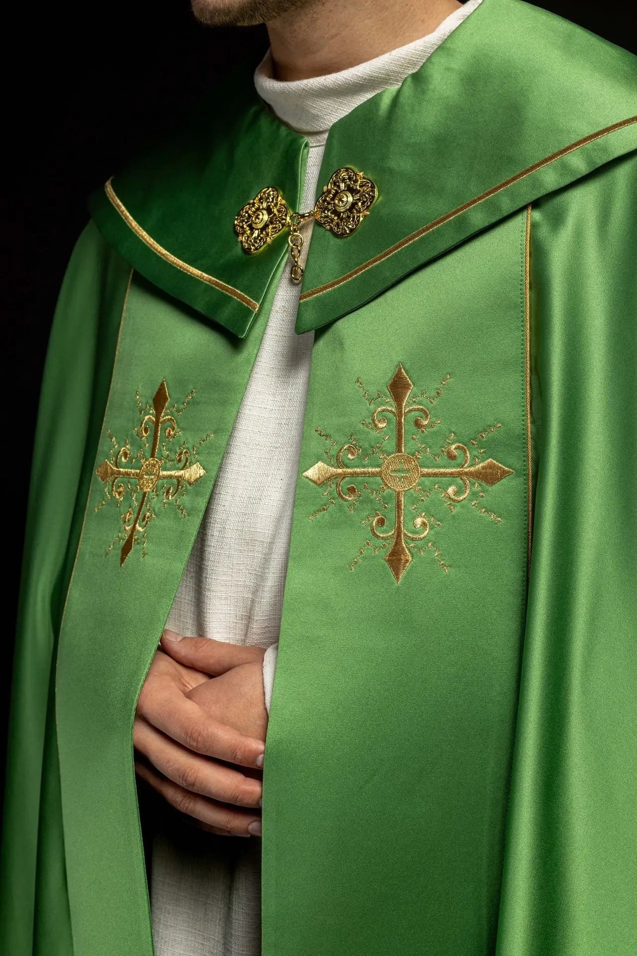 Liturgical cape with wide embroidered belt in crosses in green