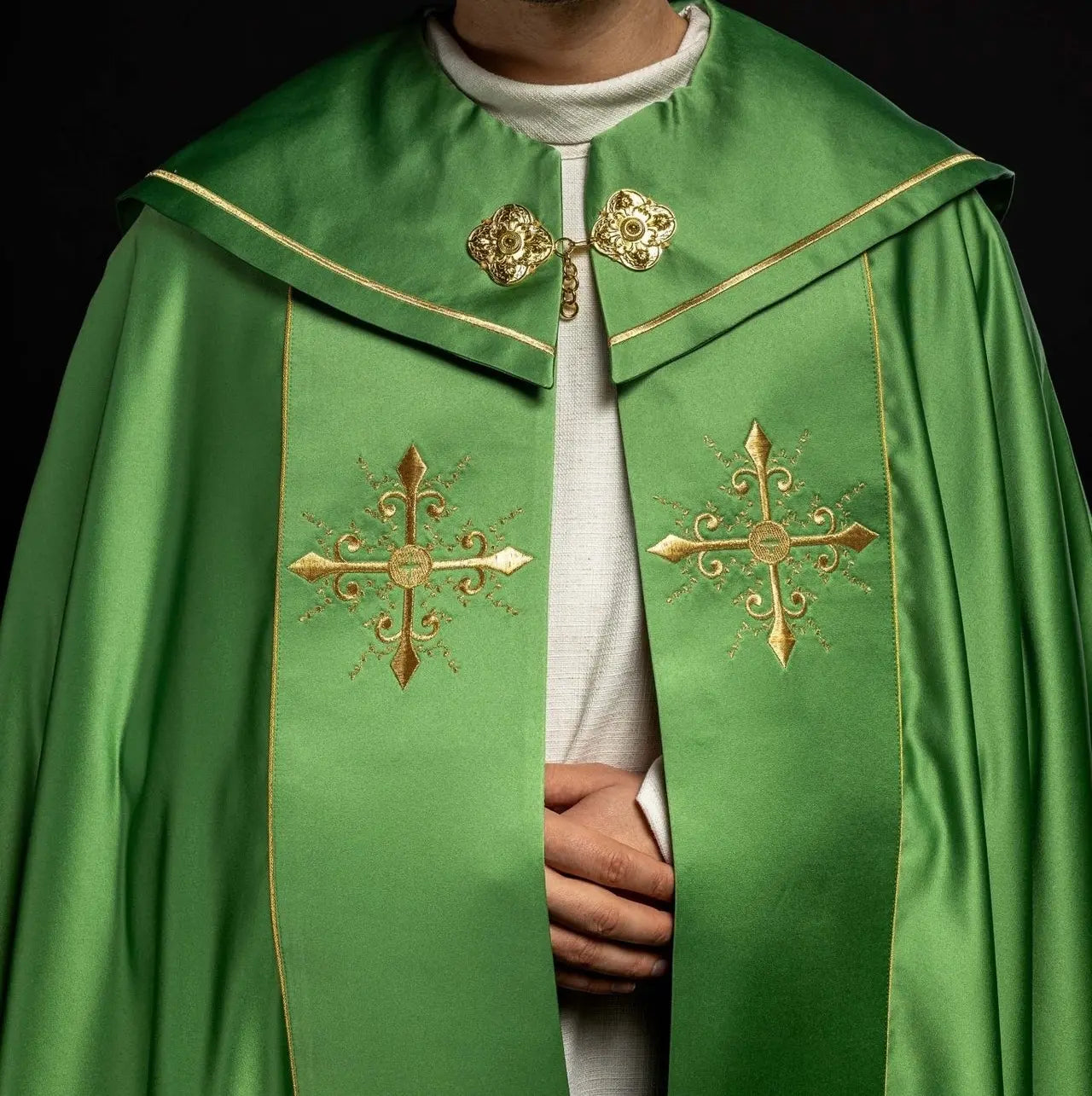 Liturgical cape with wide embroidered belt in crosses in green